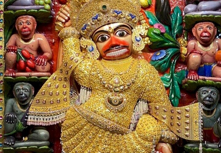 Salangpur-Botad સાળંગપુર કષ્ટભંજન હનુમાનજીના ૮ કિલો સોનાના વાઘા તૈયાર કરતા લાગ્યો ૧ વર્ષ જેટલો સમય, જાણો કેવી છે વિશેષતાઓ ૨૨ જેટલા મુખ્ય ડિઝાઇનર આર્ટિસ્ટ સાથે મળી ૧૦૦ જેટલા સોનીએ કામ કર્યું છે.