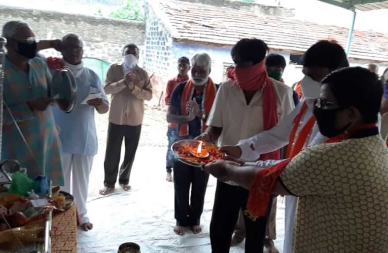 જન્માષ્ટમી નિમિત્તે રાધાકૃષ્ણ મંદિરે એ ભગાવન શ્રી કૃષ્ણ ની મહાઆરતી અને પૂજનનુ આયોજન કરાયું.