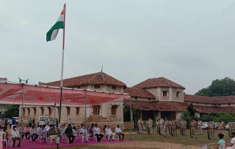 હળવદ મા ૭૪ મા સ્વતંત્ર દિન નિમિત્તે રાજોધરજી હાઈસ્કૂલ ખાતે મામલતદાર એ ધ્વજ વંદન કયુ.