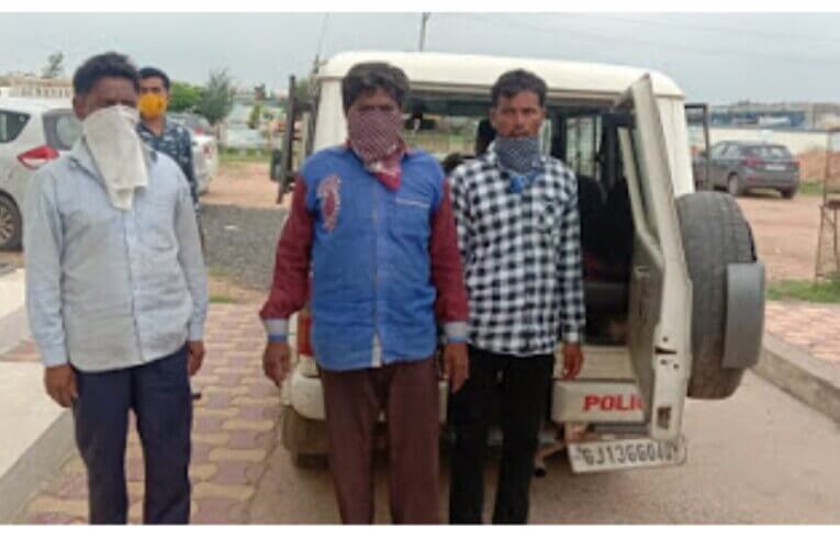 હળવદના વેગડવાવ ગામના યુવાનને ત્રણ શખ્શો ઓ પેટ્રોલ છાંટી સળગાવી દેનાર ત્રણ સગાભાઈઓને પોલીસે એ દબોચી લીધા.