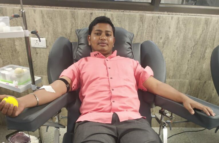 હળવદ ના યુવાને સુરેન્દ્રનગર ની હોસ્પિટલમાં દાખલ લોહી ની તાતી જરૂરિયાત હતી તેવા મહિલા દર્દી માટે રક્તદાન કરી સેવા ની સુગંધ પ્રસરાવી.