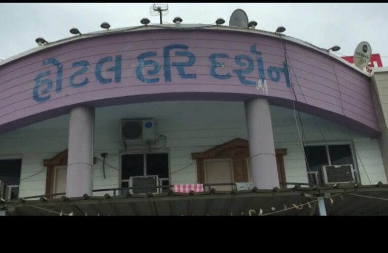 ફ્રેન્ડ્સ યુવા સેવા ગ્રુપ હળવદ દ્વારા આજ હળવદ ના અલગ અલગ સ્લમ એરિયાના ૮૦ જેટલા બાળકોને હોટલમાં ભરપેટ જમાડી ને આનંદ કરાવ્યો.