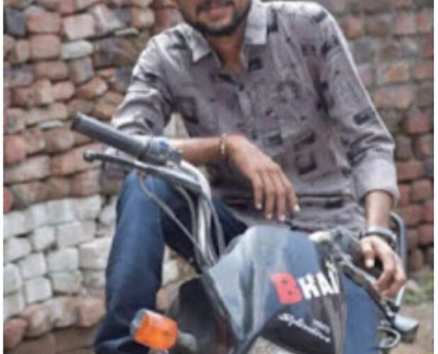 ચરાડવા ગામે ચાલુ રિક્ષાએ મોબાઈલ ફાટતા અકસ્માત સર્જાતા૧૯ વર્ષ નો યુવાન ને ગંભીર ઈજા પહોંચતા સારવાર દરમિયાન મોત નિપજ્યું.