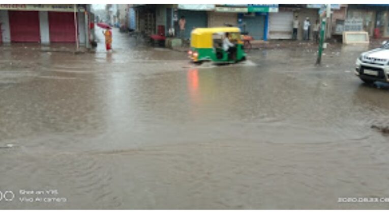 હળવદ પંથકમા વિજળી કડાકા ભડાકા સાથે મુશળધાર વરસાદ પડતા વિજ પુરવઠો બંધ નીચાણવાળા વિસ્તારમાં વરસાદી પાણી ભરાયા.