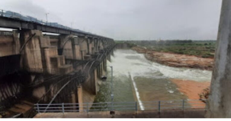 હળવદની બ્રાહ્મણી ૨ ડેમ ઓવરફલો થતા ‌ડેમ‌ના ત્રણ દરવાજા ખોલવા મા આવ્યા.