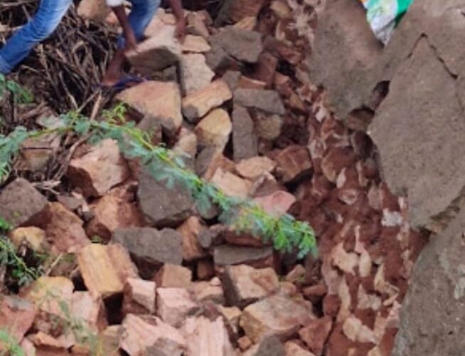 વરસાદના પગલે દીઘડીયા ગામે મકાનની દિવાલ ધરાશય થતા જાનહાની ટળી.