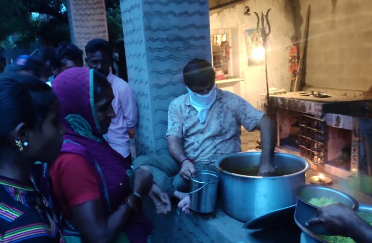 હળવદ માં RSS -VHP દ્વારા પાણી ભરાયેલ ઘરો ના લોકો ને ભોજન પૂરું પાડી પાણી ઉલેચવા મદદ કરી.