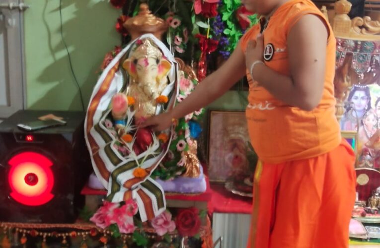 કેમ ચઢે છે ? ગણેશજી પર દુર્વા ! દુર્વાચઢાવવાથી સો વર્ષનું નિરોગી આયુષ્ય પ્રાપ્ત થાય છે.