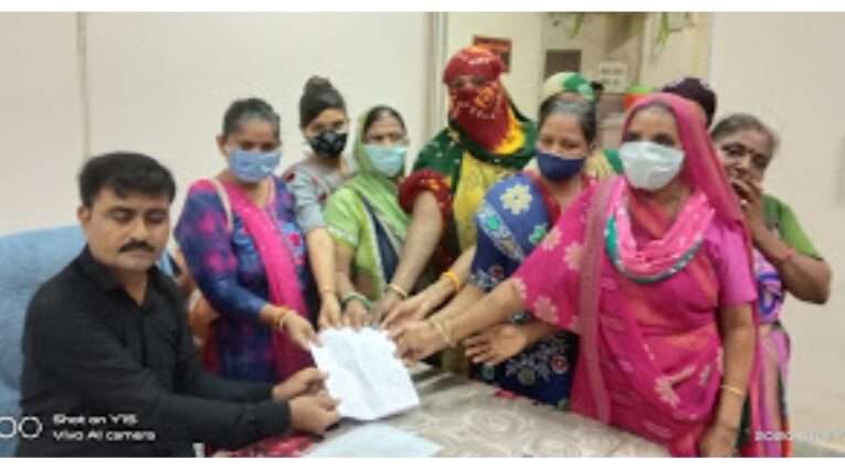 હળવદના સુનિલ નગર સોસાયટીના રહીશો વરસાદી પાણી નિકાલ સહિતના વિવિધ પ્રશ્નો નો મામલે નગરપાલિકાને રજૂઆત કરવા મા આવી.