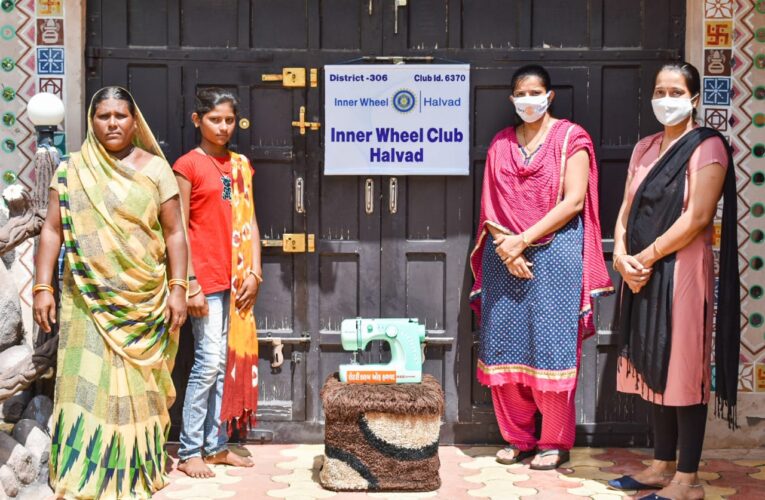 રોટરી અને ઇનરવિલ ક્લબ ઓફ હળવદ દ્વારા ચાર સંતાનોની વિધવા માતાને આત્મનિર્ભર કરવા સિલાઈ મશીન આપવામાં આવ્યું.