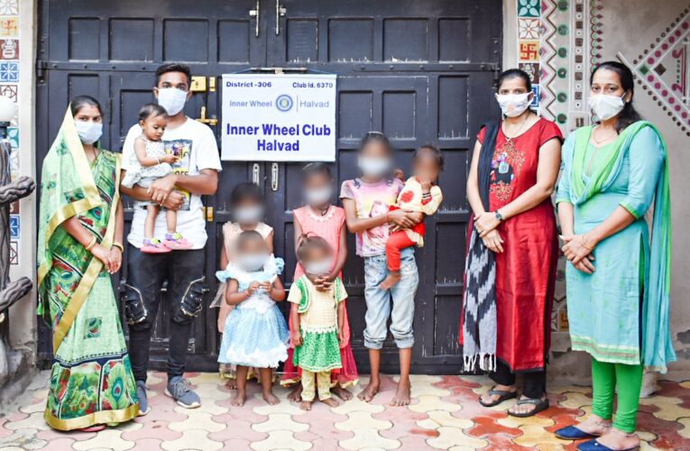 ઇનરવિલ ક્લબ ઓફ હળવદ દ્વારા ડ્રેસ વિતરણ કરવામાં આવ્યા.