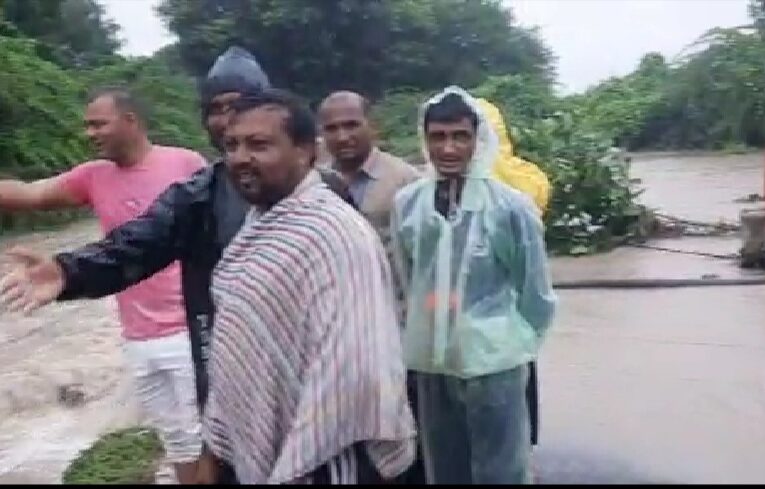 હળવદના તાલુકા રાયસંગયુર ગામનો. ઓકળો આવતા પિતા અને પુત્ર પાણીમાં તણાયા.