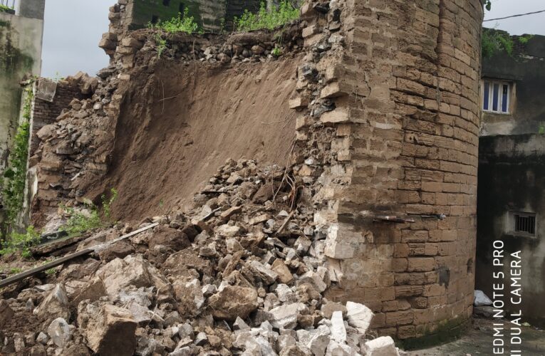 ગોંડલમાં રાજવીકાળની ગઢની રાંગ ધરાશાયી : કોઈ જાનહાનિ નહીં તંત્ર દ્વારા કાટમાળ ખસેડવાની કામગીરી હાથધરી હતી.