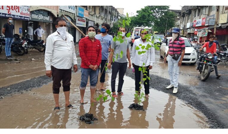 ધોરાજીમાં જેતપુર રોડ પર પડેલા ગાબડામાં વૃક્ષારોપણ કરી નાગરિકોનો નવતર વિરોધ:રોડનું મરામત કામ કરવામાં તંત્રની નિષ્ક્રિયતા.