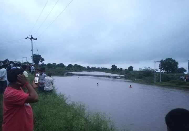 ગોંડલી નદીનાં કોઝવે પરથી પાંચ યુવાનો તણાયા: ત્રણનો બચાવ, બે લાપતા.