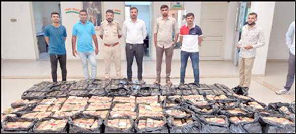 Gondal-Rajkot-ગોંડલ સીટી પોલીસ નો સપાટો: ગોંડલ પોલીસ એક્સન મોડમાં ગોંડલમાં ૩.૪ર લાખનો દારૂનો જથ્થો પકડાયો સીટી પી.આઇ. એસ.એમ. જાડેજાની ટીમે ૭૯ર બોટલ દારૂ સાથે હસન કટારીયાને ઝડપી લીધો.