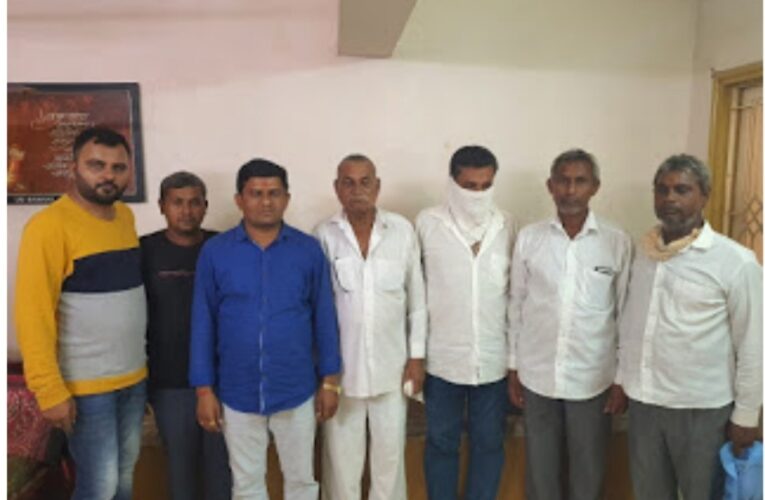 હળવદના ઇશનપુર ગામની સેવા સહકારી મંડળીમાં પ્રમુખ, સભ્યો અને મંત્રીએ કરેલા ઠરાવનો આઠ સભ્યો દ્વારા વિરોઘ.