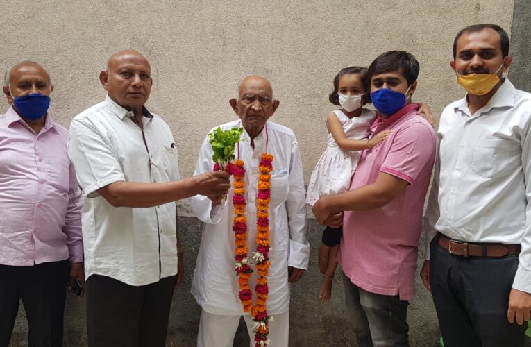 Dhoraji-Rajkot:-ધોરાજીના ૯૩ વર્ષના જાગાભાઈ રાખોલીયા એ કોરોના ને હરાવીયો: પરિવારજનો દ્વારા ભવ્ય સ્વાગત કર્યુ.