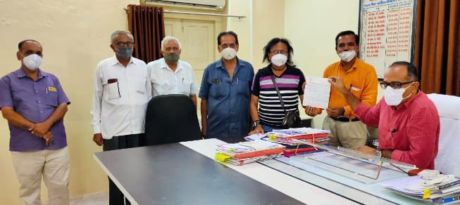 Dhoraji-ધોરાજીમાં વેપાર ઉદ્યોગ મહામંડળ દ્વારા CMને સંબોધીને સિવિલ હોસ્પિ.માં તાત્કાલિક કોવિડ સેન્ટરની મંજૂરી આપવા મુદ્દે ડેપ્યુટી કલેક્ટરને અપાયું આવેદન.