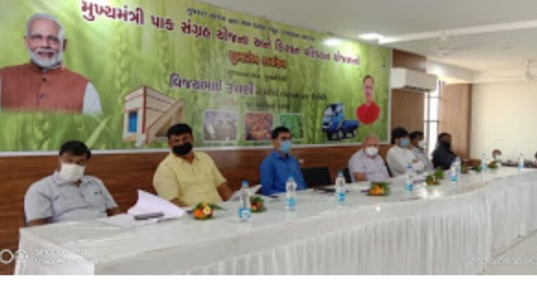 Halvad-Morbi-હળવદમાં ખેડૂત, આત્મનિર્ભર નવી સહાય અને કિસાનો પરિવહન મંજુરીપત્રક વિતરણ કાર્યક્રમનુ આયોજન કરાયું.