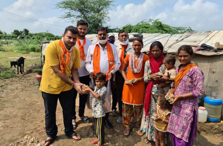 Halvad-Morbi હળવદ માં ભારતના યશસ્વી પ્રધાનમંત્રી નરેન્દ્ર ભાઈ મોદીના ૭૦માં જન્મદિવસ નિમિત્તે હળવદ શહેર ભાજપ તેમજ ગ્રામ્ય ભાજપ દ્વારા ફુટ વિતરણ કરવામાં આવ્યું.