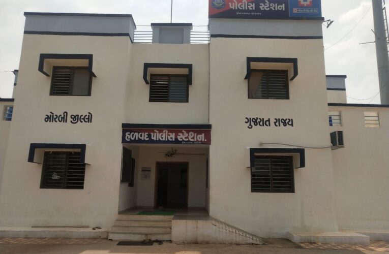 Halvad-Morbi    ટીકર ગામે જુગાર રમતા ૨ શખ્સો ઝડપાયા ૭ શખ્સોઓ નાસી છૂટ્યા.