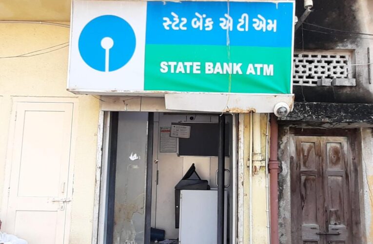 Virpur-Rajkot યાત્રાધામ વીરપુર માં SBI નું એટીએમ શોભા નાં ગાંઠિયા સમાન.કચરા એટીએમ હોય તેવા દ્રષ્યો જોવા મળે છે.