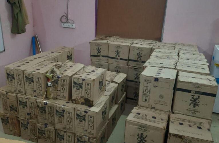 Tankara-Morbi ટંકારા નાં વાછ્કપરની સીમમાં વાડીની ઓરડીમાં દરોડો કરી પોલીસે ઈંગ્લીશ દારૂનો જથ્થો ઝડપ્યો.