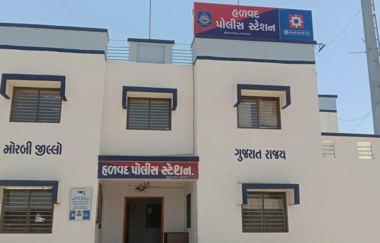 Halvad-Morbi હળવદ દેવળીયા ગામ દેવળીયા ચોકડી નજીક પ્રાચી કોપ્લેક્ષની બાજુમાં રસ્તા પાસેથી પસાર થતા યુવાનને રોકીને તેની તલાસી લેતા તેની પાસેથી ૨૪ નંગ ઈંગ્લીશ દારૂ ઝડપી પાડયો: પોલીસે ઈંગ્લીશ દારૂ અને મોબાઇલ સહિત કુલ રૂપિયા ૧૪૬૦૦નો મુદામાલ કબજે કર્યોં.