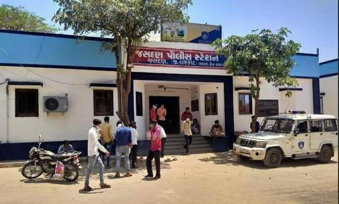 Jasdan-Rajkot જસદણના ૭ થી ૮ વેપારીઓ પાસેથી ૧પ.૬૩ લાખનો માલ સામાન લઇ બે શખ્સો રફુચકકર.