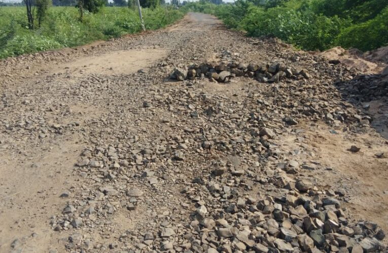 Halvad-Morbi હળવદથી ઈંગોરાળા જવાનો રસ્તો બિસ્માર હાલતમાં હોવાથી ૪ ગામ ના વાહન ચાલકોને હાલાકી નો સામનો કરવાની ફરજ પડાવતું તંત્ર:તાકીદે નવો રસ્તો બનાવ ગ્રામજનો ની માંગ.