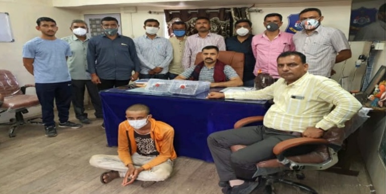 શાપર-વેરાવળ પો.સ્ટે વિસ્તારમાંથી ગાંજાના જથ્થા સાથે એક ઇસમને પકડી પાડતી રાજકોટ ગ્રામ્ય એસ.ઓ.જી.બ્રાંચ.