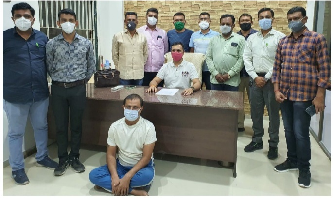 રાજકોટ ગ્રામ્ય, સુરત શહેર,જામનગર,રાજકોટ શહેર સહીતના જીલ્લાઓમાં ખુનની કોશીશ, હથિયાર અને છેતરપીંડી સહીતના ગુન્હાઓ આચરી છેલ્લા ચાર વર્ષથી નાસ્તા-ફરતા ઇસમને પકડી પાડતી રાજકોટ ગ્રામ્ય એસ.ઓ.જી.બ્રાંચ.