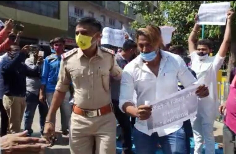 Jetpur-Rakot જેતપુરમાં હાથરસ કાંડ અંગે યોજાયા ધરણા,પોલીસે કરી પ્રદર્શનકર્તાઓની અટક કરવામાં આવી.