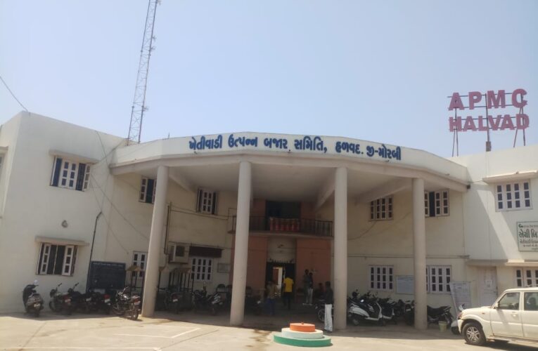 Halvad-Morbi હળવદ માર્કેટિંગયાર્ડમા ૪ લાખ રૂપિયા ની ચોરી ૩ શખ્સોઓ શંકાસ્પદ હાલતમાં સી સી ટીવી કેમેરા ‌કેદ થતા પોલીસે શોધખોળ હાથ ધરી.