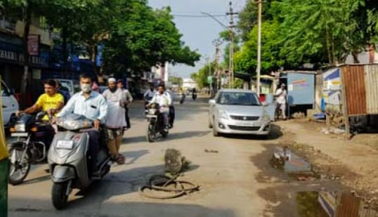 Dhoraji-Rajkot રાજકોટ જીલ્લાનાં ધોરાજીમાં ગેલેક્સી ચોક પાસે ભૂગર્ભ ગટરનું ઢાંકણું તુટેલી હાલતમાં અકસ્માત થાય તે પહેલા તંત્ર પગલા લેશે ખરૂં.