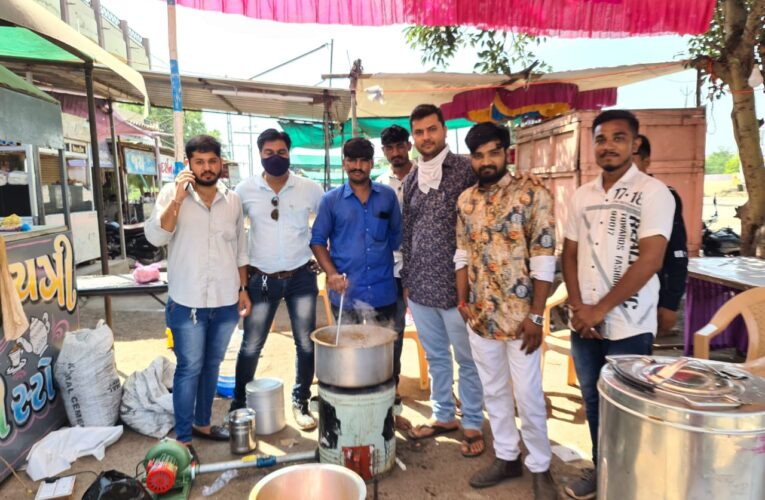 Halvad-Morbi હળવદમાં ટી સ્ટોલના શુભારંભની આવક ગૌ સેવામાં અર્પણ : નવયુવનોનું બેમીશાલ કાર્ય:સરા ચોકડીએ ખેતલા આપા ટી સ્ટોલનો પ્રારંભ કરતા સામાજિક અને ગૌપ્રેમી યુવાનો.