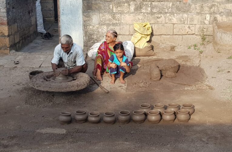 Dhoraji-Rajkot ધોરાજીમાં માટીના ગરબા બનાવતા કુંભારભાઇઓ મંદીની ઝપટે કોરોનાના પગલે ગરબા નહી વેચાતા હાલત કફોડી સહાય આપવા માંગણી.