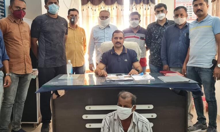 Kotda sangani-Rajkot-કોટડાસાંગાણી પાસે ૧૦.૬૧ લાખનો દારૂનો જથ્થો પકડાયો પોલીસની નજરથી બચવા ટ્રકમાં ચૂનાની થેલી નીચે દારૂનો જથ્થો છુપાવ્યો’તોઃ ટ્રક અને દારૂ સહિત રપ.૬૭ લાખનો મુદામાલ સાથે રાજસ્થાની ડ્રાઇવરને રૂરલ એલસીબી અને એસઓજીની ટીમે ઝડપી લીધો.