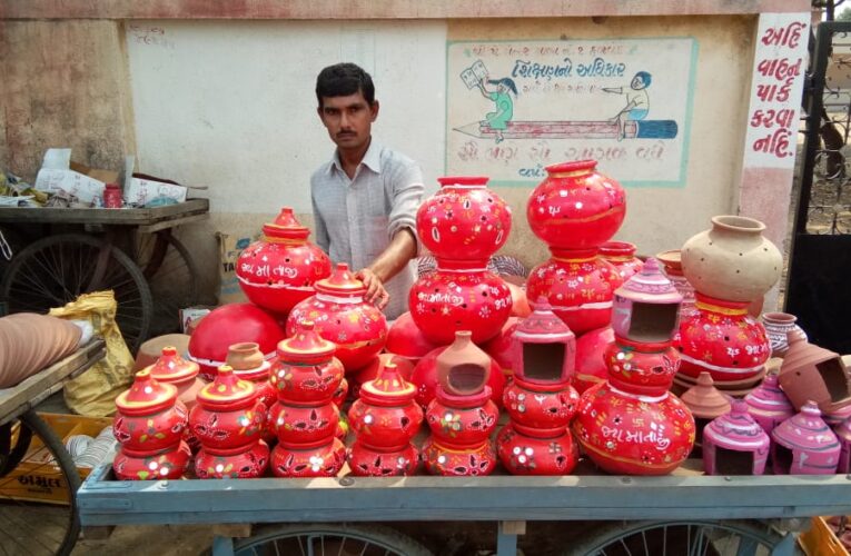 Halvad-Morbi હળવદમાં નવરાત્રી પૂર્વે માતાજીના વિવિધ શણગાર હાર ચુંદડીથી  ગરબા બજારો છલોછલ.