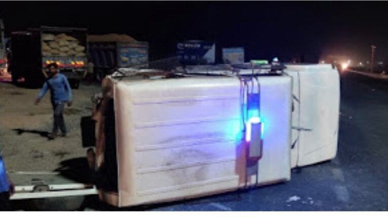 Halvad-Morbi હળવદ મોરબી ચોકડી પોલીસની વાન સાથે ટ્રક ધડાકાભેર અથડાતાં પી આઈ સહિત પોલીસ કોન્સ્ટેબલ નો આબાદ બચાવ.