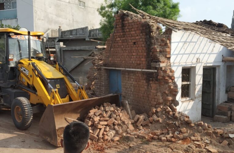 Jasdan-Rjakot જસદણના શિવનગરમાં ગરીબ પરિવારનું ઘર પાડી પાલિકાએ પરિવારજનોને ઘર વગરના કર્યા.