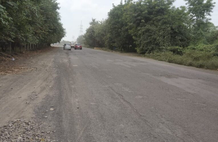 Jasdan-Rajkot જસદણ-આટકોટ ફોરલેન રોડનું કામ ગોકળગતિએ ચાલતું હોવાથી સતત ધૂળની ડમરીઓ ઉડે છે જેના કારણે ચાલકો પરેશાન:જસદણથી આટકોટ સુધીનો 7 કી.મી. નો રસ્તો કાપવામાં વાહનચાલકોને અડધો કલાક જેટલો સમય લાગે છે.