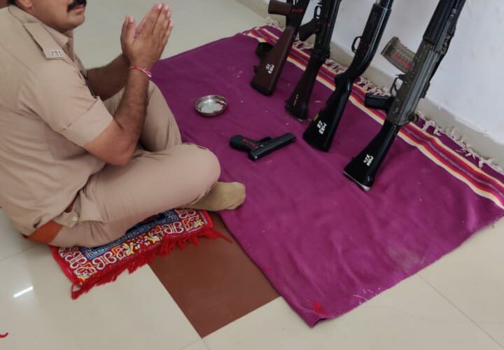 Halvad-Morbi હળવદ પોલીસ સ્ટેશનમા વિજયાદશમી નિમિત્તે હથિયારો નું શસ્ત્ર પૂજન કરાયુ.