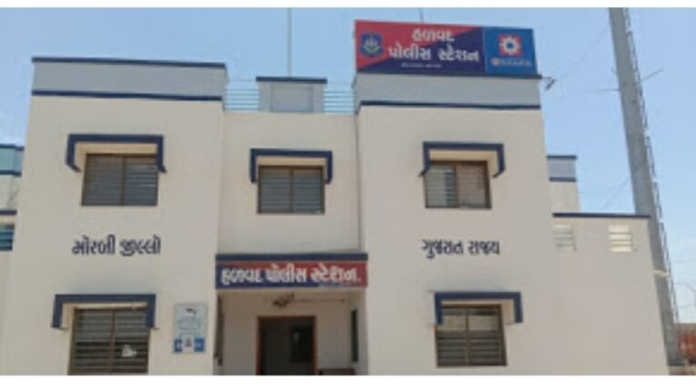 Halvad-Morbi દિધડિયા ગામે વાડી વિસ્તારમાંથી ૧૭વષૅની યુવતીને ભગાડી જતાં સગીર વયની યુવતીનામાતાએ ફરિયાદ નોંધાવી.