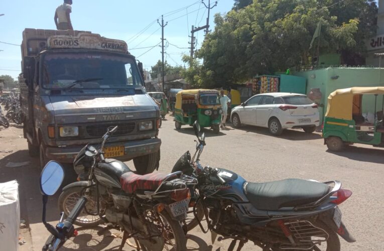 Halvad-Morbi હળવદના સરા રોડ પર આડેધડ વાહન પાર્કિંગ અને વેપારીઓ માલ સામાન રોડ પર ગોઠવતા ટ્રાફિક સમસ્યા સર્જાય છે