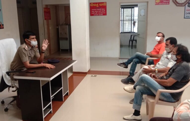 Dhoraji-Rajkot ધોરાજી ખાતે શાંતિ સમિતિની બેઠક‌ તહેવારો ભલે આવે ગાઇડલાઇન ન ભૂલાય, ધોરાજીમાં શાંતિ સમિતિની બેઠક મળી