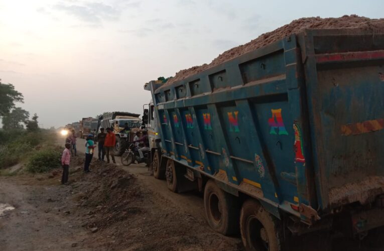 Halvad-Morbi   ટીકર ગામ ની બ્રાહ્મણી નદી ના પુલ પર રેતી ભરેલું ડમ્પર ફસાતા જતા ટ્રાફિકજામ સર્જાયો.