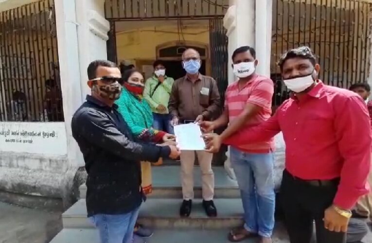 Upleta-Rajkot ગુજરાત કલાવૃંદ ઉપલેટા તેમજ ભાયાવદર દ્વારા સંગીત કલા ક્ષેત્રે જોડાયેલ કલાકારો દ્વારા પોતાની માંગણી દર્શાવવા બાબતે આજે ઉપલેટા મામલતદારને આવેદનપત્ર પાઠવવામાં આવ્યું.