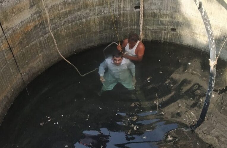 Jasdan-Rajkot જસદણના લીલાપુર ગામે 60 ફૂટ ઊંડા કુવામાંથી આધેડની લાશ મળી આવતા ફાયર બ્રિગેડની ટીમે લાશને બહાર કાઢી જસદણ પી.એમ. અર્થે ખસેડી હતી.